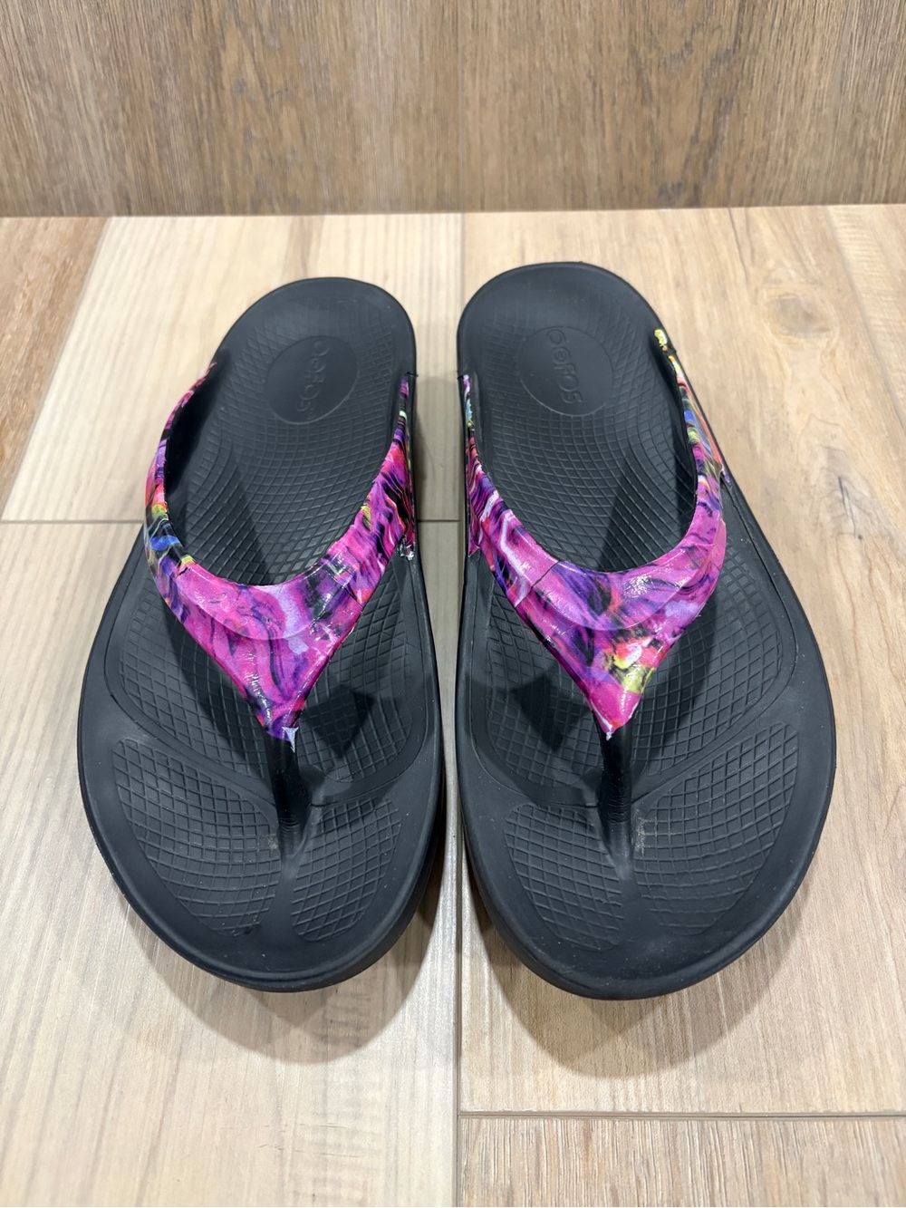 Oofos Oolala Women’s Black Sandals Thong Limited Pink Floral Straps Neon Rose 40